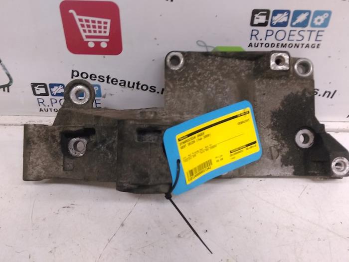 Usagé Support dynamo bas Seat Ibiza IV SC (6J1) 1.4 TDI Prix € 65,00 Règlement à la marge proposé par Autodemontagebedrijf R. Poeste B.V.