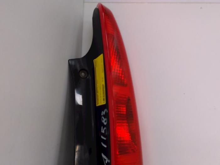 Luz trasera derecha de un Mitsubishi Colt (Z2/Z3) 1.3 16V 2007