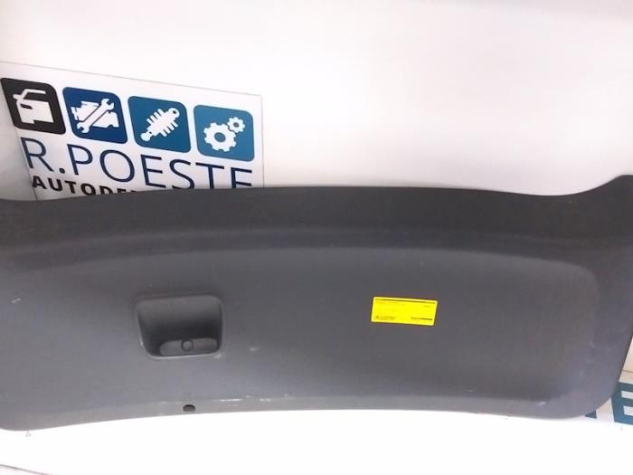 Używane Tapicerka tylnej klapy Mitsubishi Colt (Z2/Z3) 1.3 16V Cena € 20,00 Procedura marży oferowane przez Autodemontagebedrijf R. Poeste B.V.