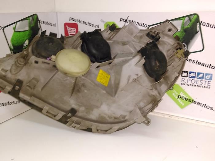 Headlight, right from a Mercedes-Benz A (W168) 1.6 A-160 1999