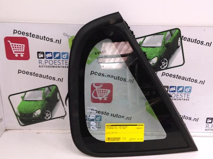 Usados Ventanilla triangular izquierda detrás Mitsubishi Colt (Z2/Z3) 1.3 16V Precio € 75,00 Norma de margen ofrecido por Autodemontagebedrijf R. Poeste B.V.