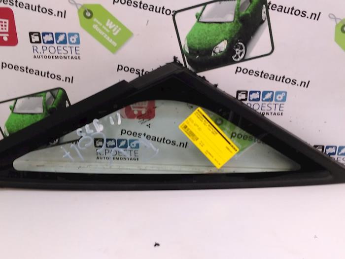 Usados Ventanilla triangular derecha delante Mitsubishi Colt (Z2/Z3) 1.3 16V Precio € 75,00 Norma de margen ofrecido por Autodemontagebedrijf R. Poeste B.V.