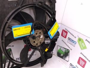 Used Steering wheel mounted radio control Renault Kangoo Express (FC) 1.5 dCi 60 Price € 20,00 Margin scheme offered by Autodemontagebedrijf R. Poeste