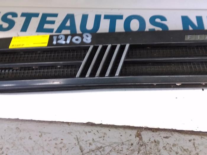 Używane Grill Fiat Tempra (159) 1.4 i.e. Cena € 20,00 Procedura marży oferowane przez Autodemontagebedrijf R. Poeste B.V.