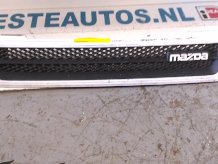 Używane Grill Mazda 323 (BG) 1.3i LX,GLX 16V Kat. Cena € 20,00 Procedura marży oferowane przez Autodemontagebedrijf R. Poeste B.V.