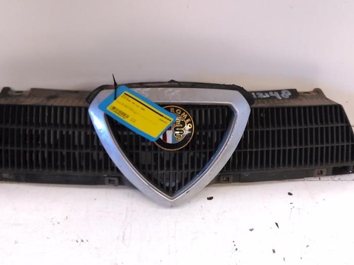 Używane Grill Alfa Romeo 155 (167) 1.7 Twin Spark Cena € 20,00 Procedura marży oferowane przez Autodemontagebedrijf R. Poeste B.V.
