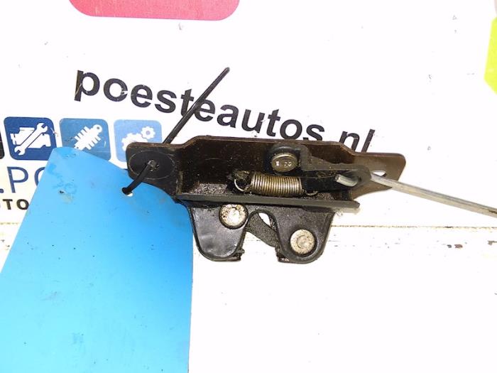 Tailgate lock mechanism from a Citroën Saxo  2002