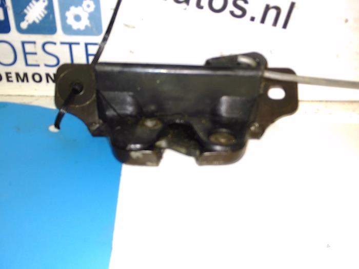 Tailgate lock mechanism from a Citroën Saxo  2002