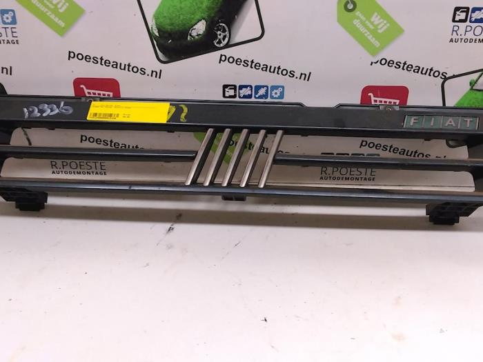 Używane Grill Fiat Uno (146A/E) 1.1 50 i.e.,S i.e. Fire Cena € 20,00 Procedura marży oferowane przez Autodemontagebedrijf R. Poeste B.V.