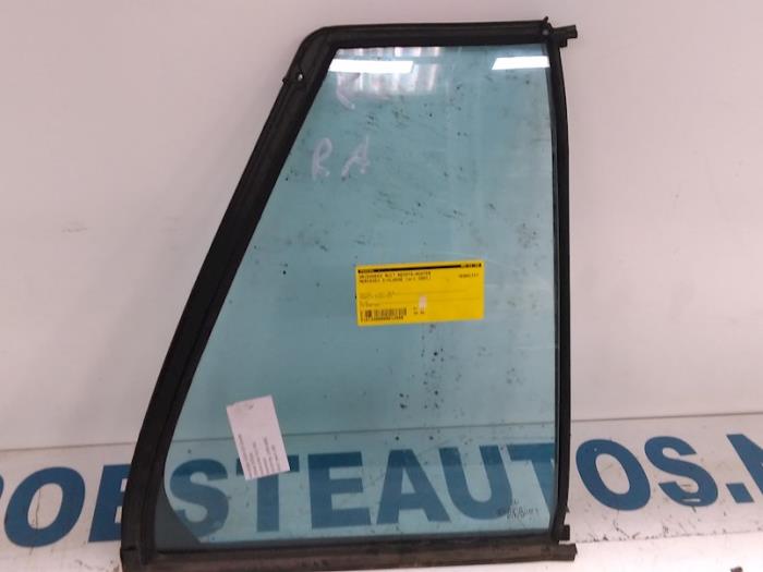 Usados Ventanilla triangular derecha detrás Mercedes E Combi (S210) 3.2 E-320 CDI 24V Precio € 30,00 Norma de margen ofrecido por Autodemontagebedrijf R. Poeste B.V.