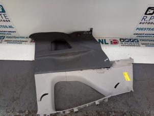 Usados Tapizado de panel lateral izquierda detrás Peugeot 107 1.0 12V Precio € 60,00 Norma de margen ofrecido por Autodemontagebedrijf R. Poeste B.V.