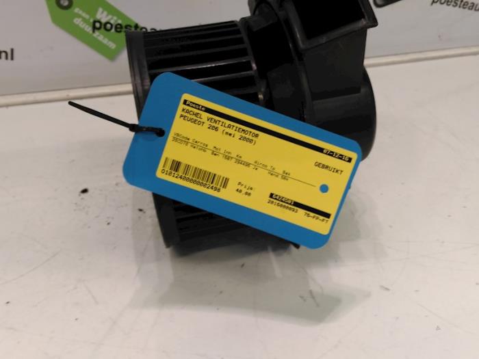 Heating and ventilation fan motor from a Peugeot 206 (2A/C/H/J/S) 1.6 XS,XT 2000