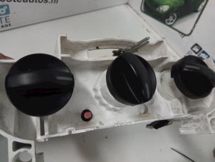 Usados Panel de control de calefacción Daihatsu Cuore (L251/271/276) 1.0 12V DVVT Precio € 20,00 Norma de margen ofrecido por Autodemontagebedrijf R. Poeste B.V.
