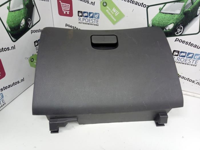 Gebrauchte Handschuhfach Daihatsu Cuore (L251/271/276) 1.0 12V DVVT Preis € 20,00 Margenregelung angeboten von Autodemontagebedrijf R. Poeste B.V.