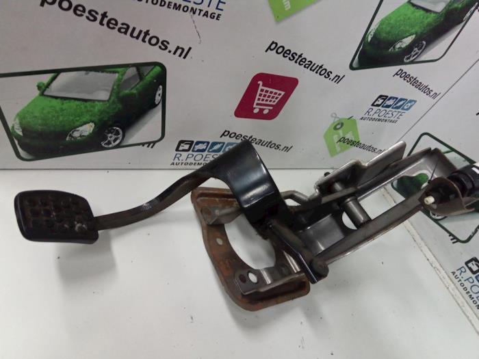 Używane Pedal hamulca Daihatsu Cuore (L251/271/276) 1.0 12V DVVT Cena € 30,00 Procedura marży oferowane przez Autodemontagebedrijf R. Poeste B.V.