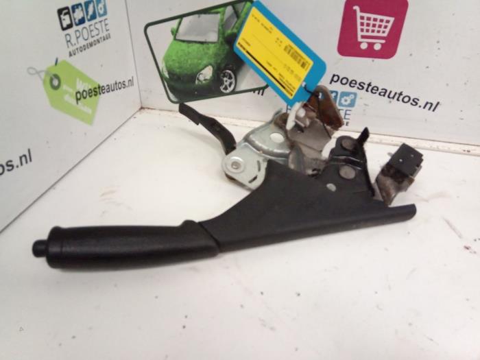 Używane Dzwignia hamulca postojowego Daihatsu Cuore (L251/271/276) 1.0 12V DVVT Cena € 30,00 Procedura marży oferowane przez Autodemontagebedrijf R. Poeste B.V.