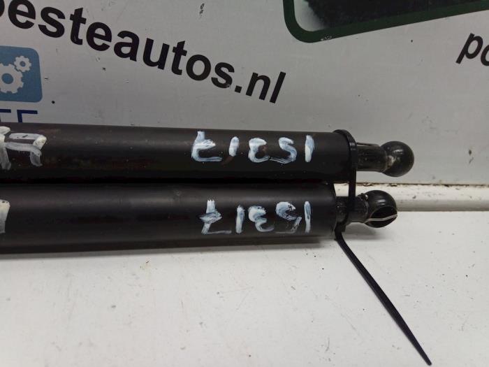 Set of tailgate gas struts from a Citroën ZX Break 1.4i 1997