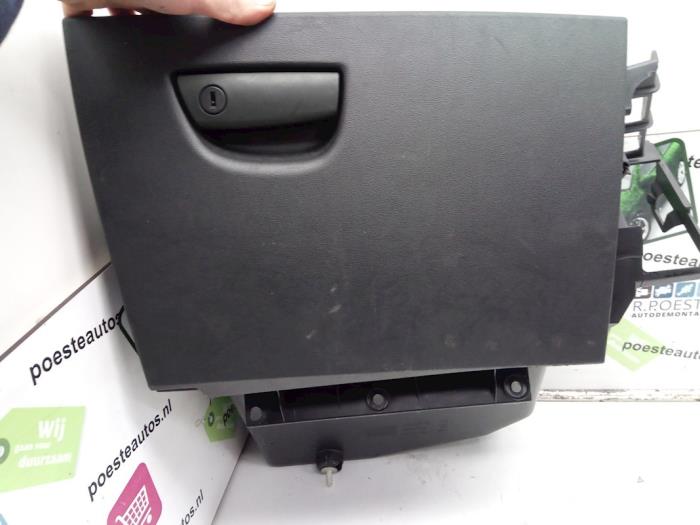 Begagnade Handskfack Fiat Stilo (192A/B) 1.2 16V 3-Drs. Pris € 25,00 Marginaltabell erbjuds av Autodemontagebedrijf R. Poeste B.V.