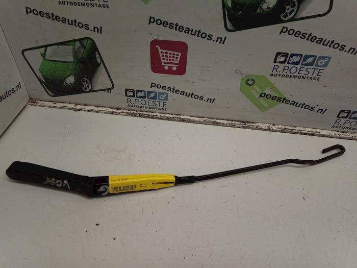 Front wiper arm from a Opel Astra G (F08/48) 1.2 16V 2001