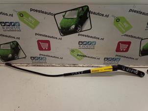 Used Front wiper arm Opel Omega Price € 10,00 Margin scheme offered by Autodemontagebedrijf R. Poeste B.V.