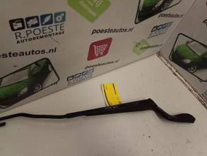 Used Front wiper arm Skoda Fabia (6Y2) 1.4i Price € 10,00 Margin scheme offered by Autodemontagebedrijf R. Poeste B.V.