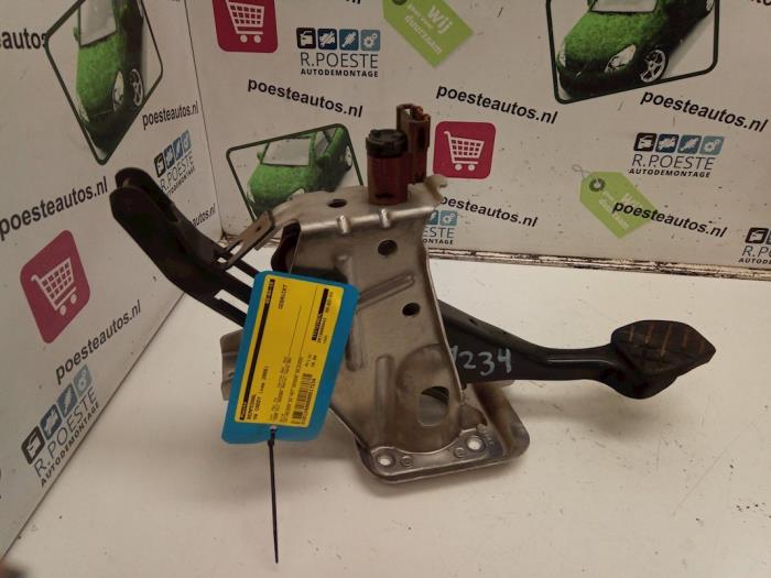 Używane Pedal hamulca Volkswagen Caddy III (2KA,2KH,2CA,2CH) 2.0 SDI Cena € 30,00 Procedura marży oferowane przez Autodemontagebedrijf R. Poeste B.V.