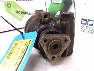 Used Power steering pump Renault Kangoo (KC) 1.2 Kat. Price € 30,00 Margin scheme offered by Autodemontagebedrijf R. Poeste B.V.