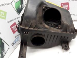 Używane Obudowa filtra powietrza Kia Sorento I (JC) 3.5 V6 24V Cena € 50,00 Procedura marży oferowane przez Autodemontagebedrijf R. Poeste B.V.