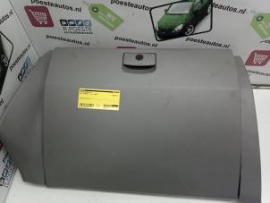 Used Glovebox Kia Sorento I (JC) 3.5 V6 24V Price € 50,00 Margin scheme offered by Autodemontagebedrijf R. Poeste B.V.