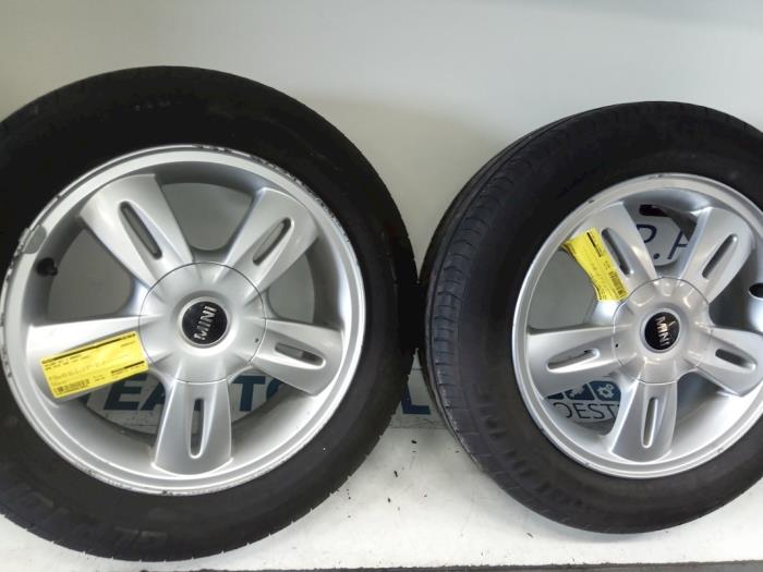 Set of wheels + tyres from a MINI Mini One/Cooper (R50) 1.6 16V One 2004