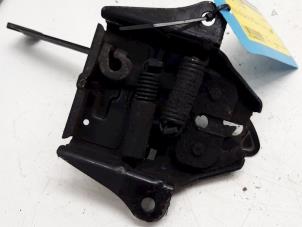 Used Bonnet lock mechanism Kia Sorento I (JC) 3.5 V6 24V Price € 30,00 Margin scheme offered by Autodemontagebedrijf R. Poeste B.V.