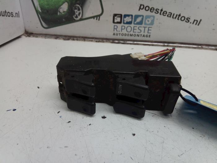 Usados Interruptor de ventanilla eléctrica Mazda 323 F (BA14) 1.8i GLX,GT 16V Precio € 30,00 Norma de margen ofrecido por Autodemontagebedrijf R. Poeste B.V.
