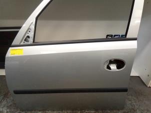 Usados Puerta de 4 puertas izquierda delante Opel Meriva 1.6 16V Precio € 60,00 Norma de margen ofrecido por Autodemontagebedrijf R. Poeste B.V.