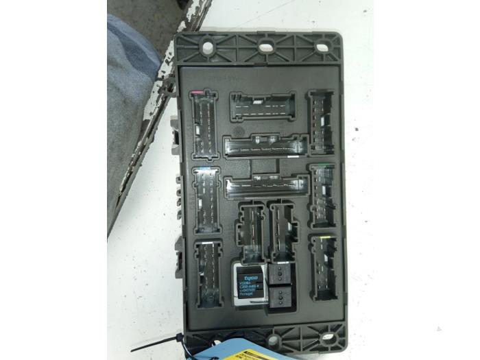 Fuse box from a MINI Mini One/Cooper (R50) 1.6 16V One 2004