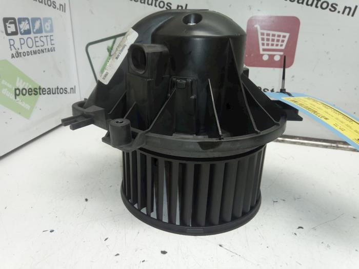 Heating and ventilation fan motor from a MINI Mini One/Cooper (R50) 1.6 16V One 2004