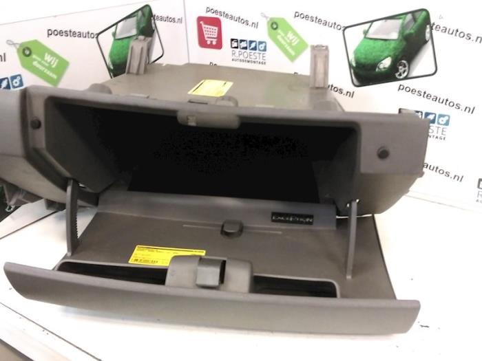 Begagnade Handskfack Renault Grand Scénic II (JM) 2.0 16V Pris € 20,00 Marginaltabell erbjuds av Autodemontagebedrijf R. Poeste B.V.