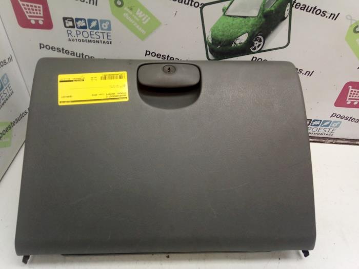 Begagnade Handskfack Hyundai Santa Fe I 2.4 16V 4x4 Pris € 40,00 Marginaltabell erbjuds av Autodemontagebedrijf R. Poeste B.V.