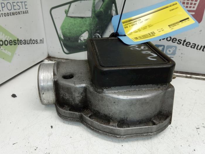 Gebrauchte Luftmassenmesser BMW 3 serie (E36/2) 316i Preis € 30,00 Margenregelung angeboten von Autodemontagebedrijf R. Poeste B.V.