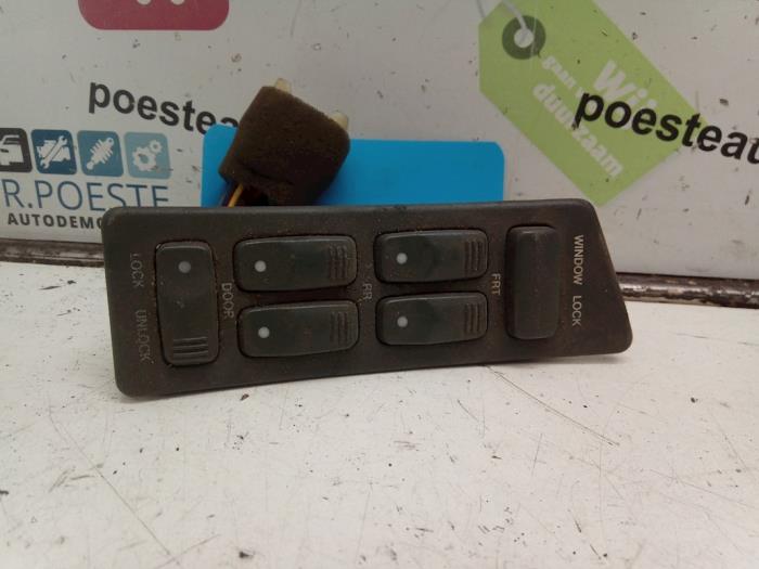 Usados Interruptor de ventanilla eléctrica Daewoo Espero 1.8 CD Precio € 30,00 Norma de margen ofrecido por Autodemontagebedrijf R. Poeste B.V.