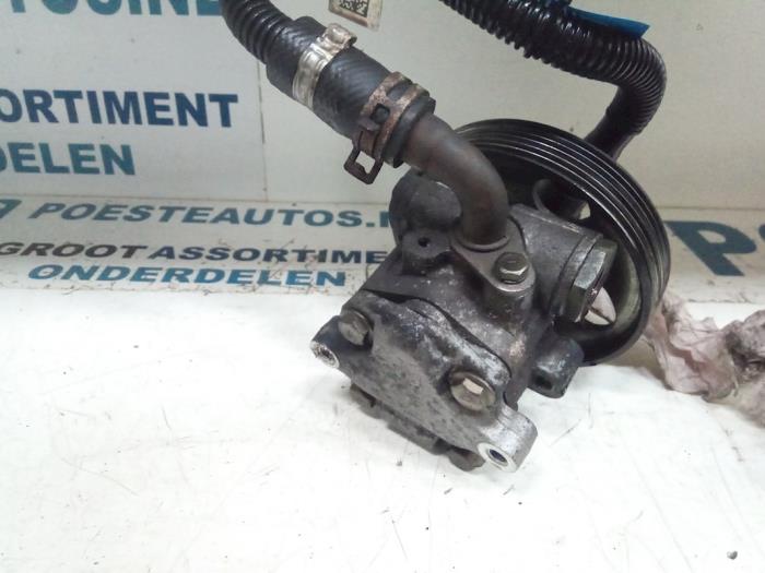 Power steering pump from a Ford Fiesta 5 (JD/JH) 1.4 TDCi 2003
