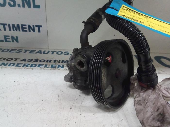 Power steering pump from a Ford Fiesta 5 (JD/JH) 1.4 TDCi 2003