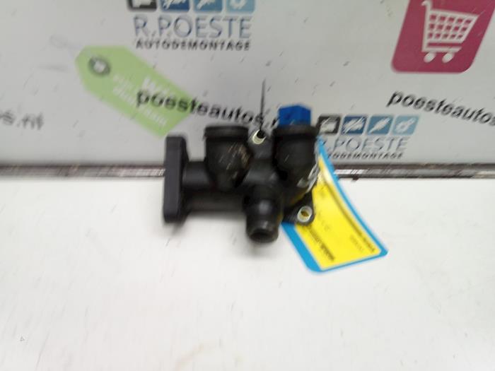 Thermostat housing Volkswagen Passat Variant 1.8 20V 058121133B ADR