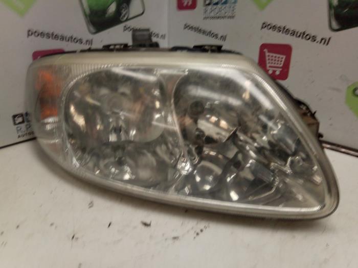 Headlight, right from a Chrysler Voyager/Grand Voyager (RG) 2.4 16V 2003
