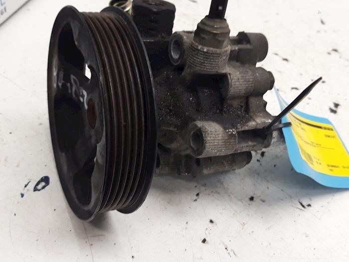 Usagé Pompe de direction Toyota Avensis (T22) 1.8 16V VVT-i Prix € 50,00 Règlement à la marge proposé par Autodemontagebedrijf R. Poeste B.V.