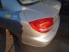 Taillight, left from a Kia Rio (DC12), 2000 / 2005 1.3, Saloon, 4-dr, Petrol, 1.343cc, 60kW (82pk), FWD, A3E, 2003-01 / 2005-06 2003
