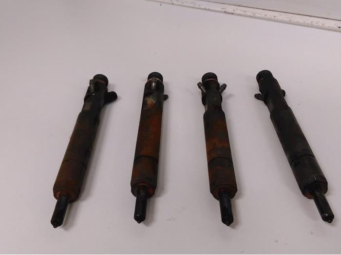Usagé Injecteurs Ford Focus 1 Wagon 1.8 TDdi Prix € 150,00 Règlement à la marge proposé par Autodemontagebedrijf R. Poeste B.V.