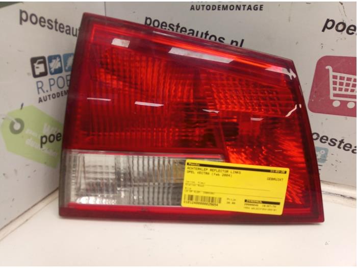 Tailgate reflector, left from a Opel Vectra C Caravan 2.2 DTI 16V 2004