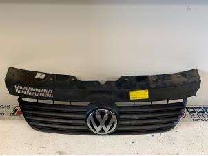 Usados Rejilla Volkswagen Multivan T5 (7E/7HC/7HF/7HM) 2.5 Tdi Precio € 50,00 Norma de margen ofrecido por Autodemontagebedrijf R. Poeste B.V.