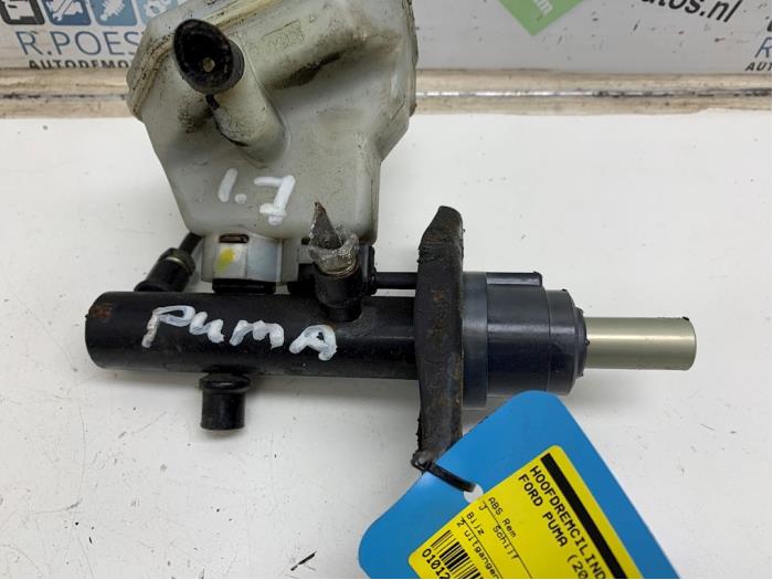 Master cylinder from a Ford Puma 1.7 16V 2000