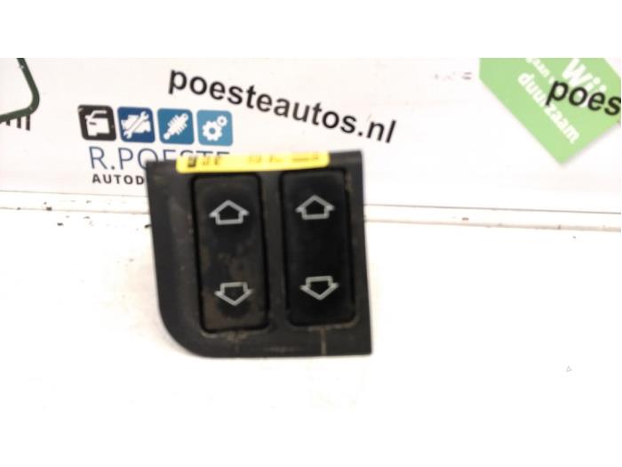 Interruptor de ventanilla eléctrica de un Peugeot 205 II (20A/C) 1.4 1997